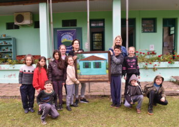 Alunos da Emef 25 de Julho de Sapiranga pintam quadro com a artista Tânia Hanauer