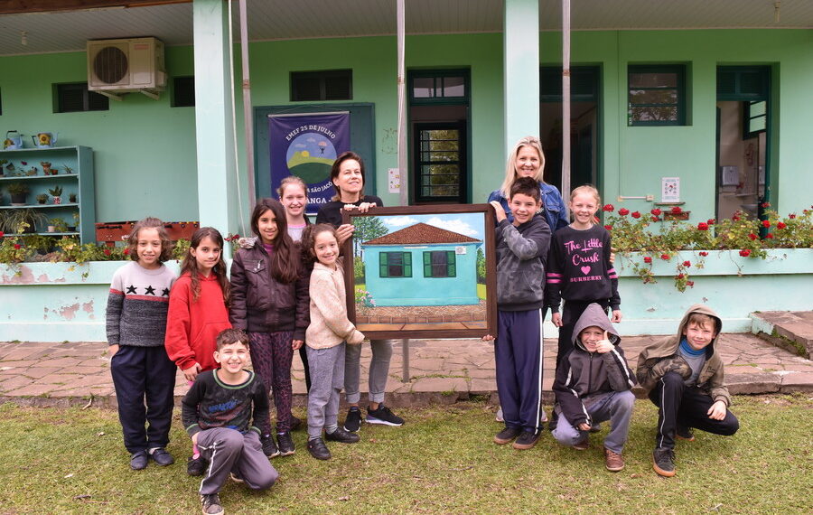 Alunos da Emef 25 de Julho de Sapiranga pintam quadro com a artista Tânia Hanauer