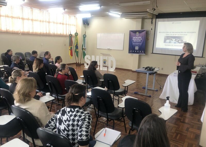 Servidores de Sapiranga participam de palestra sobre parcerias públicas com organizações da Sociedade Civil