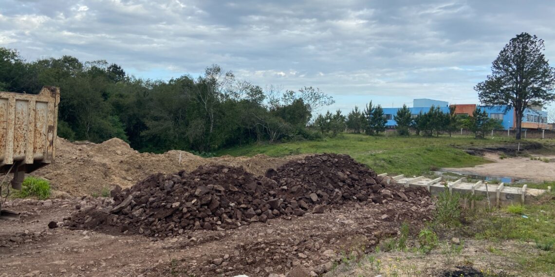 Rua Elis Regina recebe reforço de pedras na obra de ligação entre bairros de Sapiranga