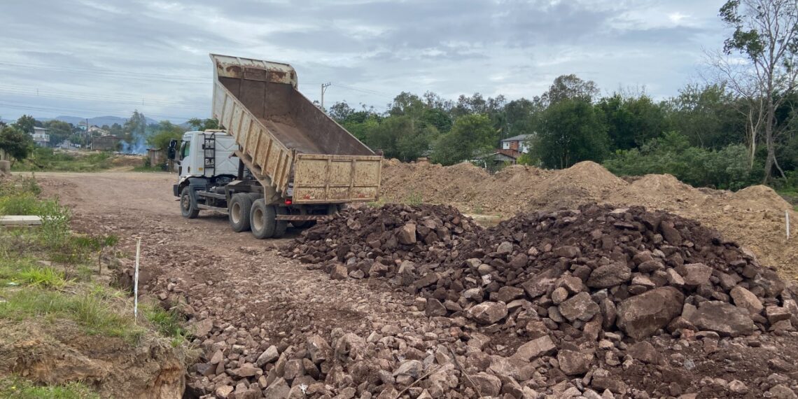 Rua Elis Regina recebe reforço de pedras na obra de ligação entre bairros de Sapiranga