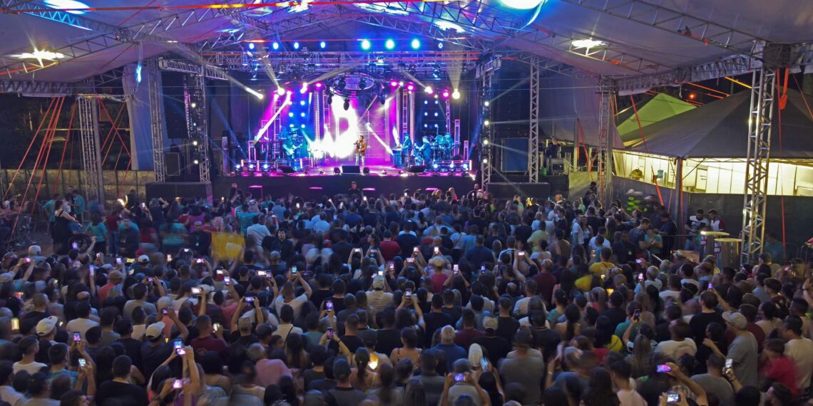 Grande público acompanha show de Leonardo no encerramento da Festa das Rosas