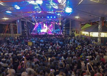 Grande público acompanha show de Leonardo no encerramento da Festa das Rosas