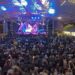 Grande público acompanha show de Leonardo no encerramento da Festa das Rosas