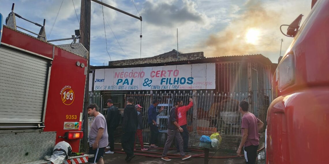 Incêndio atinge empresa de móveis em Sapiranga