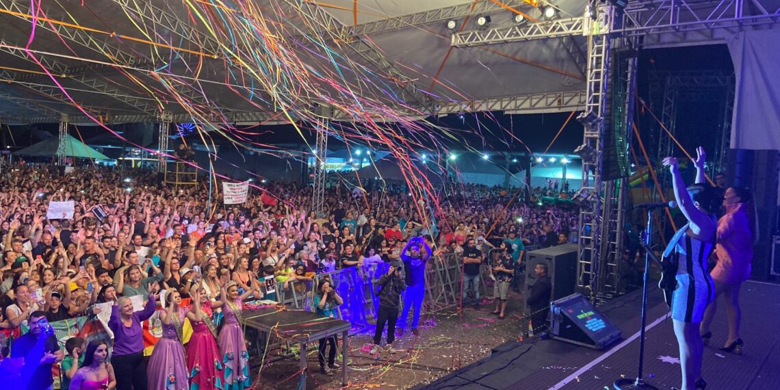 Show com Maiara e Maraisa reúne 52 mil pessoas na Festa das Rosas