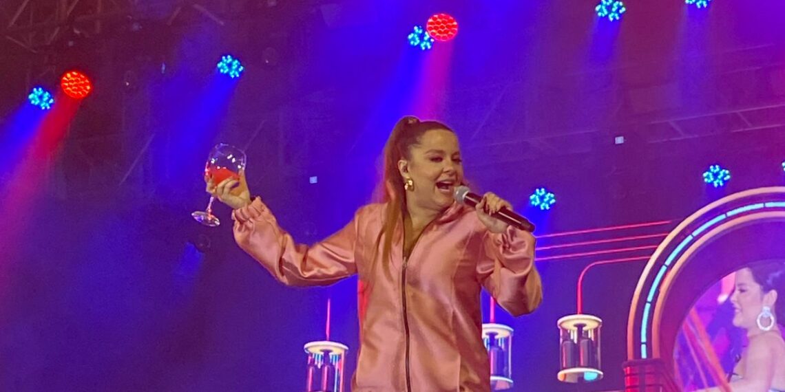 Show com Maiara e Maraisa reúne 52 mil pessoas na Festa das Rosas