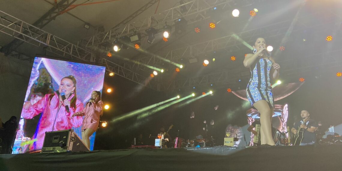 Show com Maiara e Maraisa reúne 52 mil pessoas na Festa das Rosas