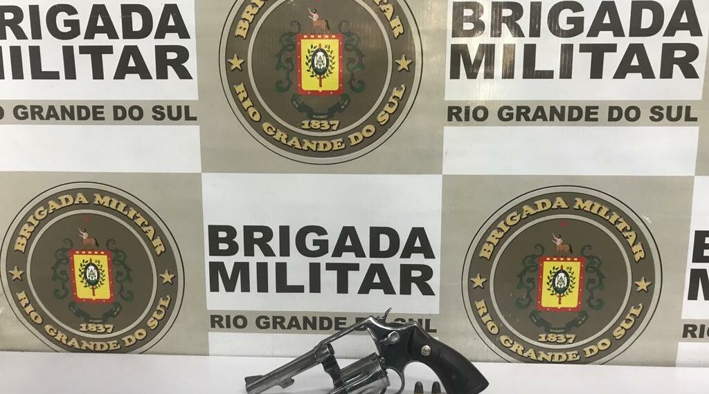 Dupla é detida com arma após tentar fugir da Brigada Militar em Sapiranga