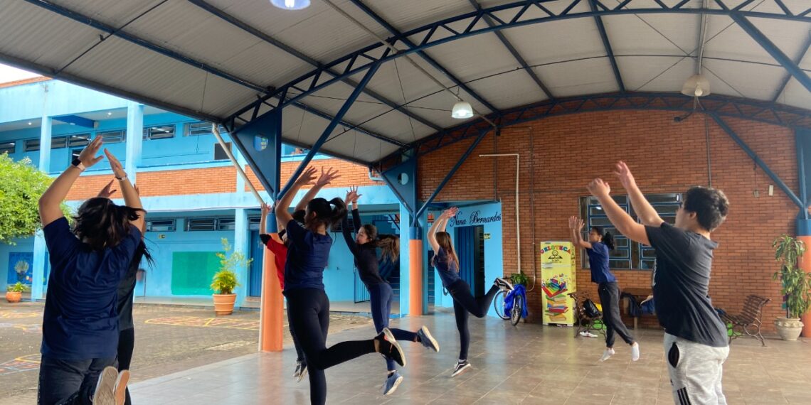 Escolas da rede marcam presença na Festa das Rosas