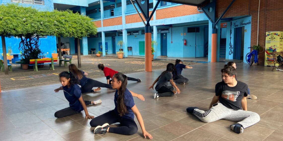 Escolas da rede marcam presença na Festa das Rosas