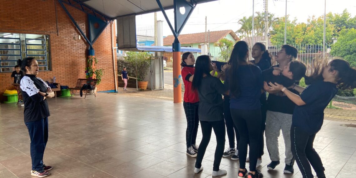 Escolas da rede marcam presença na Festa das Rosas