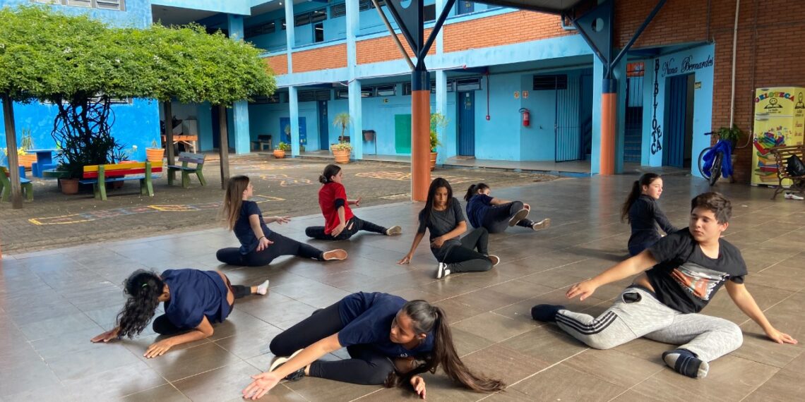 Escolas da rede marcam presença na Festa das Rosas