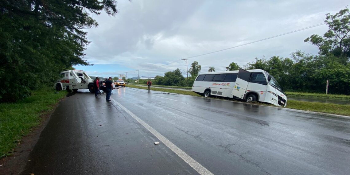 Acidente envolve micro-ônibus na RS-239 em Sapiranga