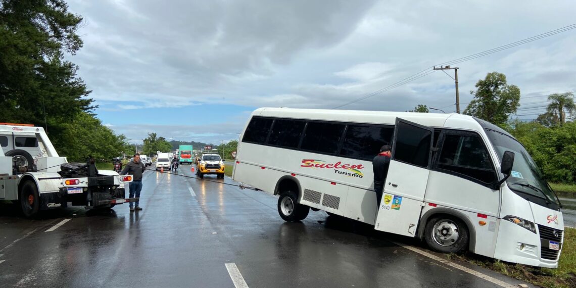 Acidente envolve micro-ônibus na RS-239 em Sapiranga