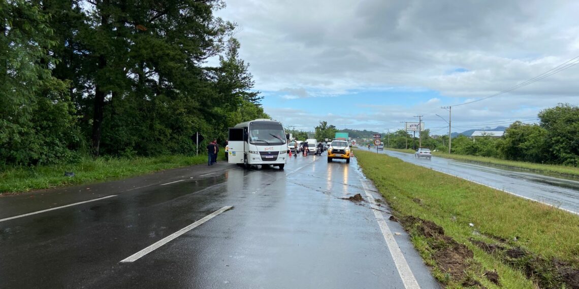 Acidente envolve micro-ônibus na RS-239 em Sapiranga