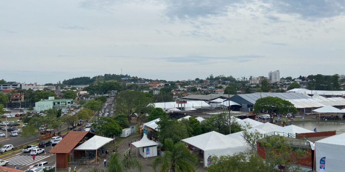 Primeira semana da 37ª Festa das Rosas reúne milhares de pessoas no Parque do Imigrante
