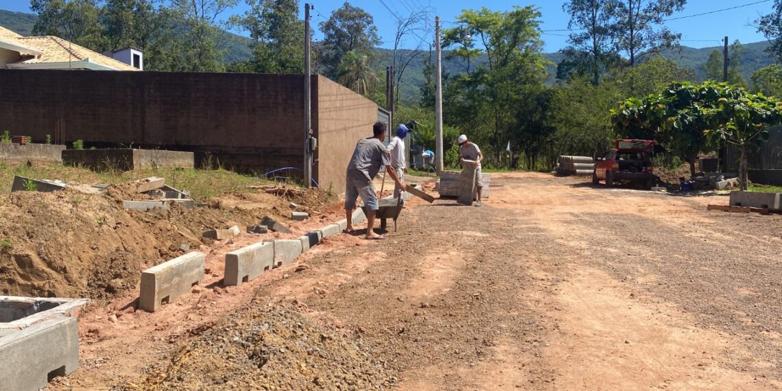 Prefeitura de Nova Hartz promove melhorias em ruas do bairro Das Rosas