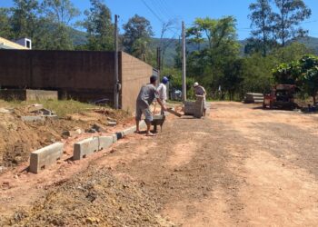 Prefeitura de Nova Hartz promove melhorias em ruas do bairro Das Rosas