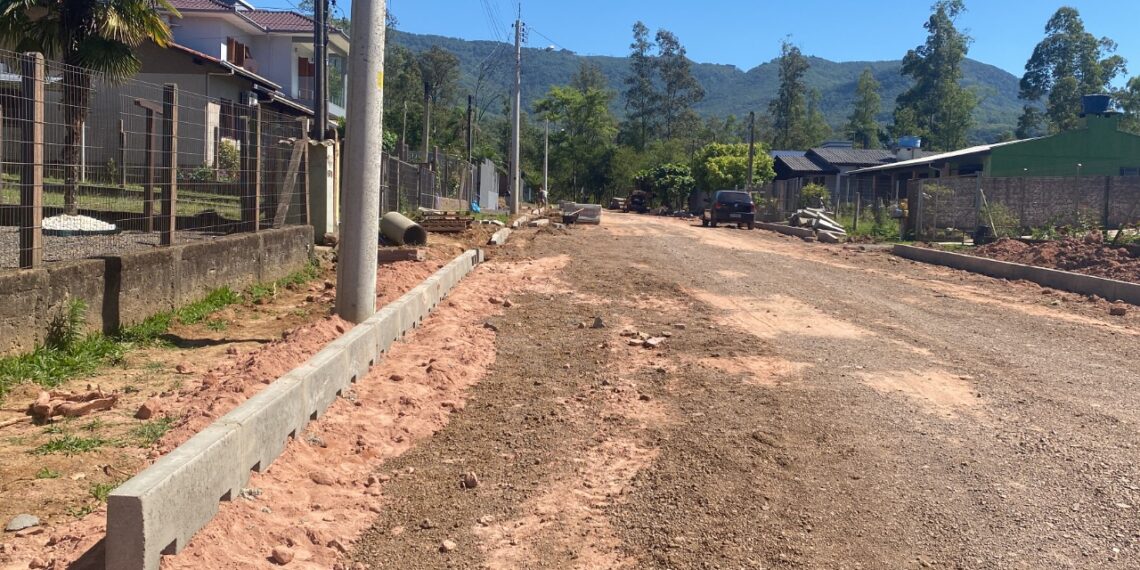 Prefeitura de Nova Hartz promove melhorias em ruas do bairro Das Rosas