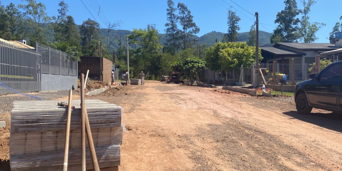 Prefeitura de Nova Hartz promove melhorias em ruas do bairro Das Rosas