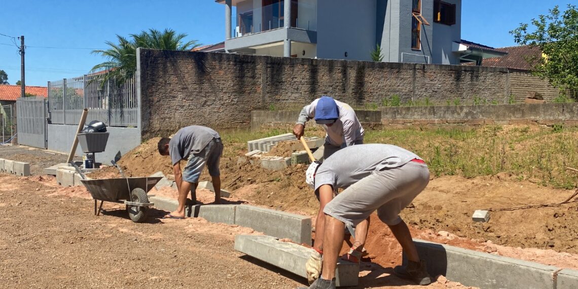 Prefeitura de Nova Hartz promove melhorias em ruas do bairro Das Rosas