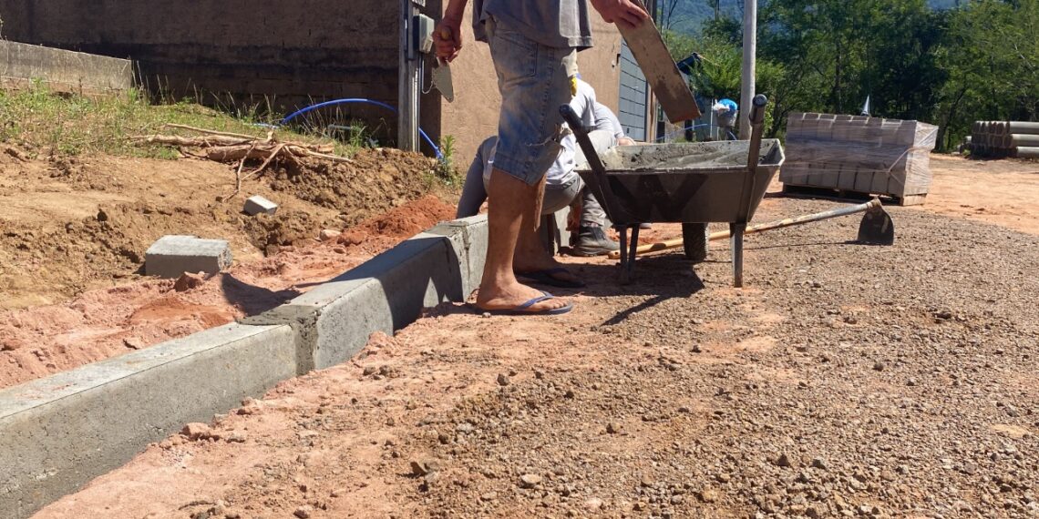 Prefeitura de Nova Hartz promove melhorias em ruas do bairro Das Rosas
