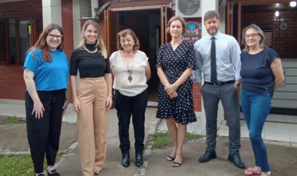 Centro de Referência de Atendimento às Mulheres de Sapiranga recebe visita de juíza e promotor