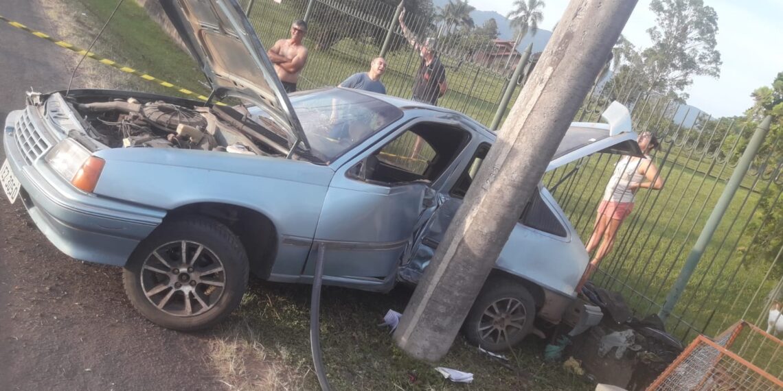 Bombeiros socorrem motorista que atingiu poste em Nova Hartz