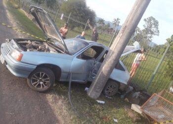 Bombeiros socorrem motorista que atingiu poste em Nova Hartz