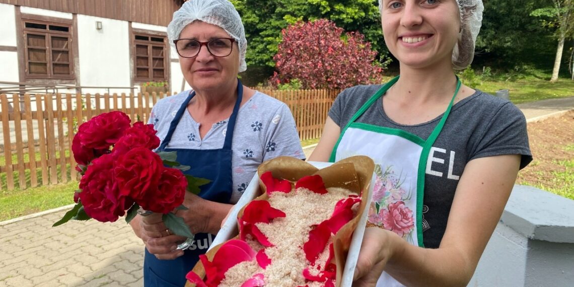 Ela é exclusiva da festa: cuca de rosa é produzida pelas mulheres da Associação Koloniegeschmack