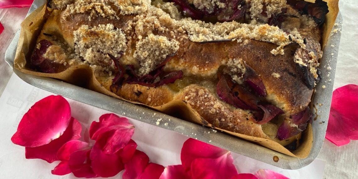 Ela é exclusiva da festa: cuca de rosa é produzida pelas mulheres da Associação Koloniegeschmack