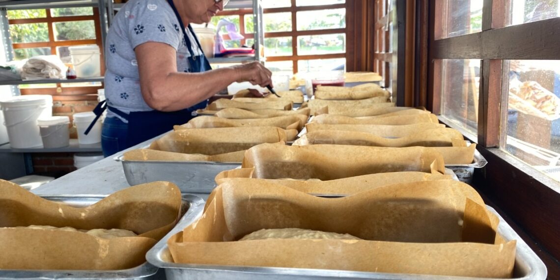 Ela é exclusiva da festa: cuca de rosa é produzida pelas mulheres da Associação Koloniegeschmack