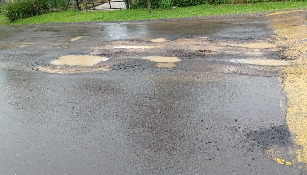 Avenida no Centro de Araricá registra buracos e manutenção ineficiente