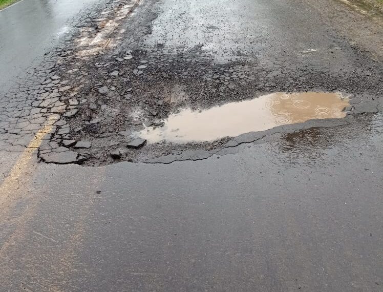 Avenida no Centro de Araricá registra buracos e manutenção ineficiente