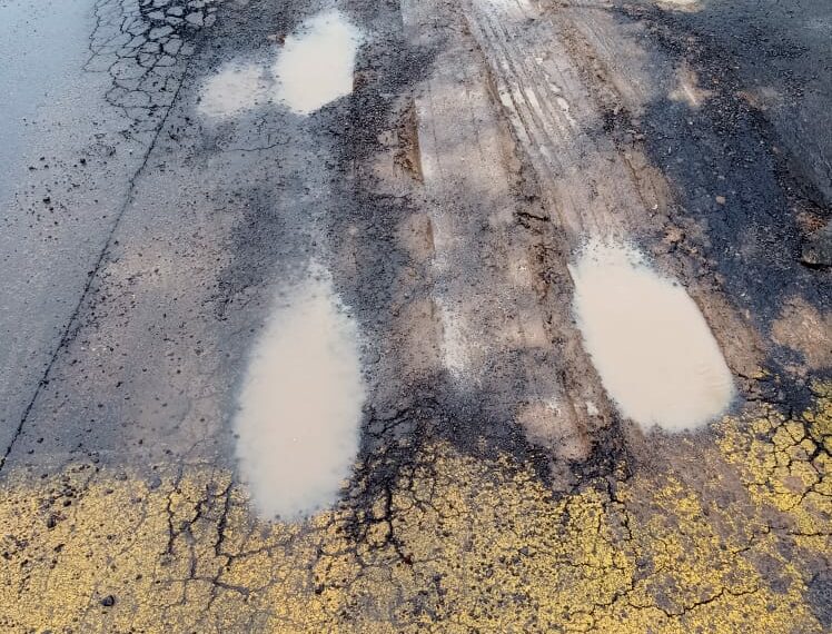 Avenida no Centro de Araricá registra buracos e manutenção ineficiente