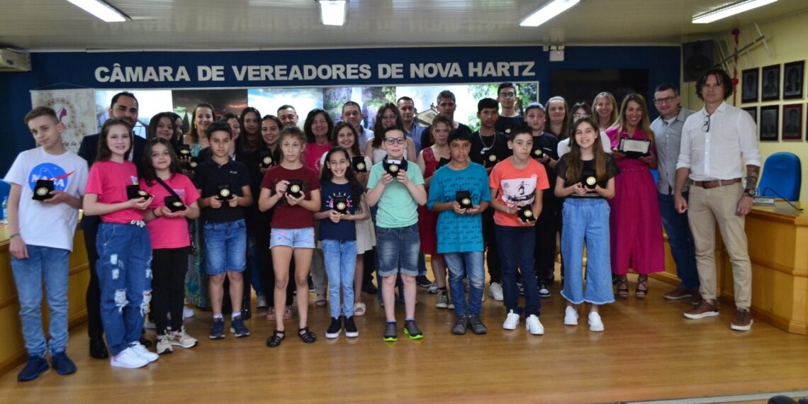 Professores e alunos são reconhecidos pelo bom desempenho em Nova Hartz