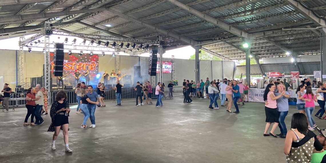 Domingo de atrações na Festa das Rosas de Sapiranga