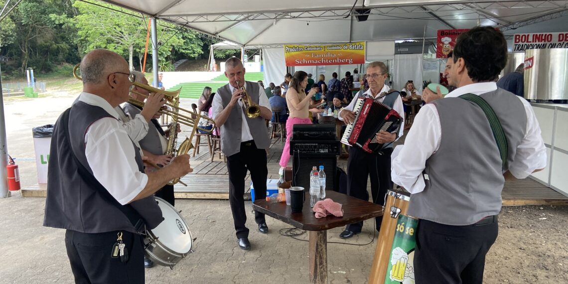 Domingo de atrações na Festa das Rosas de Sapiranga