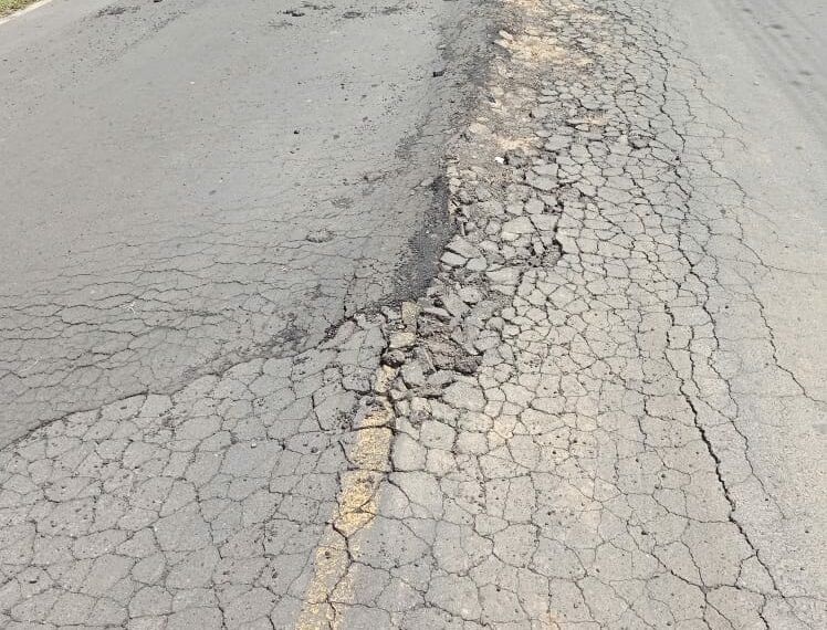 Avenida no Centro de Araricá registra buracos e manutenção ineficiente