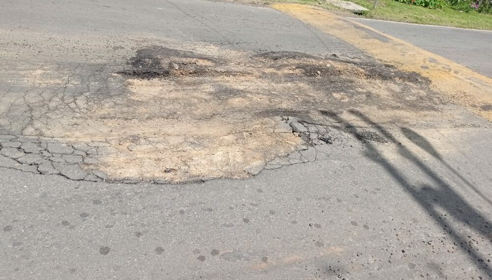 Avenida no Centro de Araricá registra buracos e manutenção ineficiente