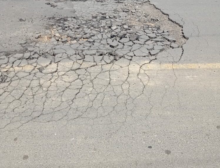 Avenida no Centro de Araricá registra buracos e manutenção ineficiente
