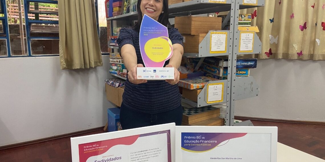Professora de Sapiranga conquista primeiro lugar em concurso nacional