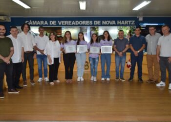 Sessão em Nova Hartz tem moção para time e homenagens na educação