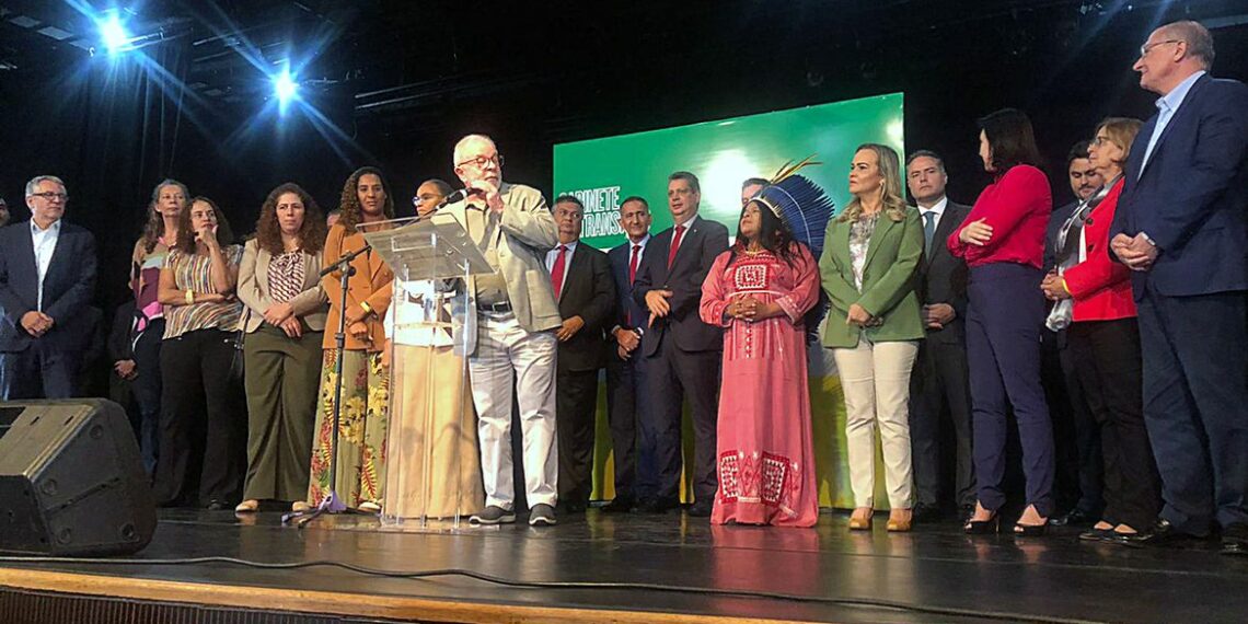 Lula anuncia os últimos nomes da equipe ministerial que assume no domingo (1º)