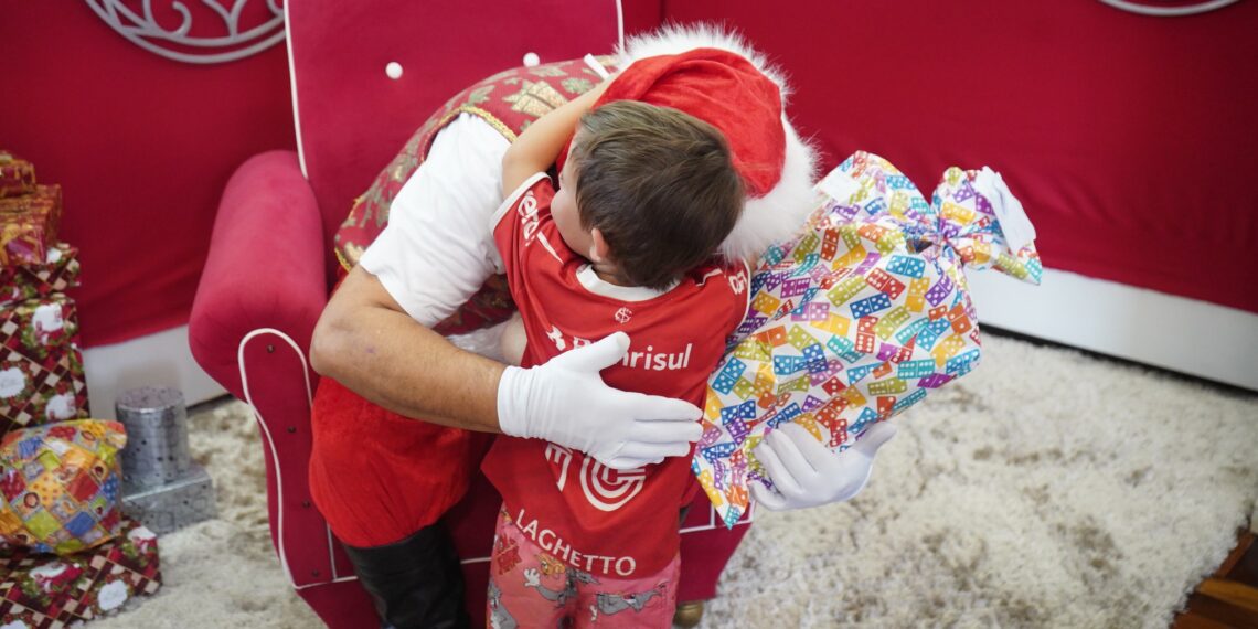 Presentes da Árvore Solidária de Campo Bom são entregues
