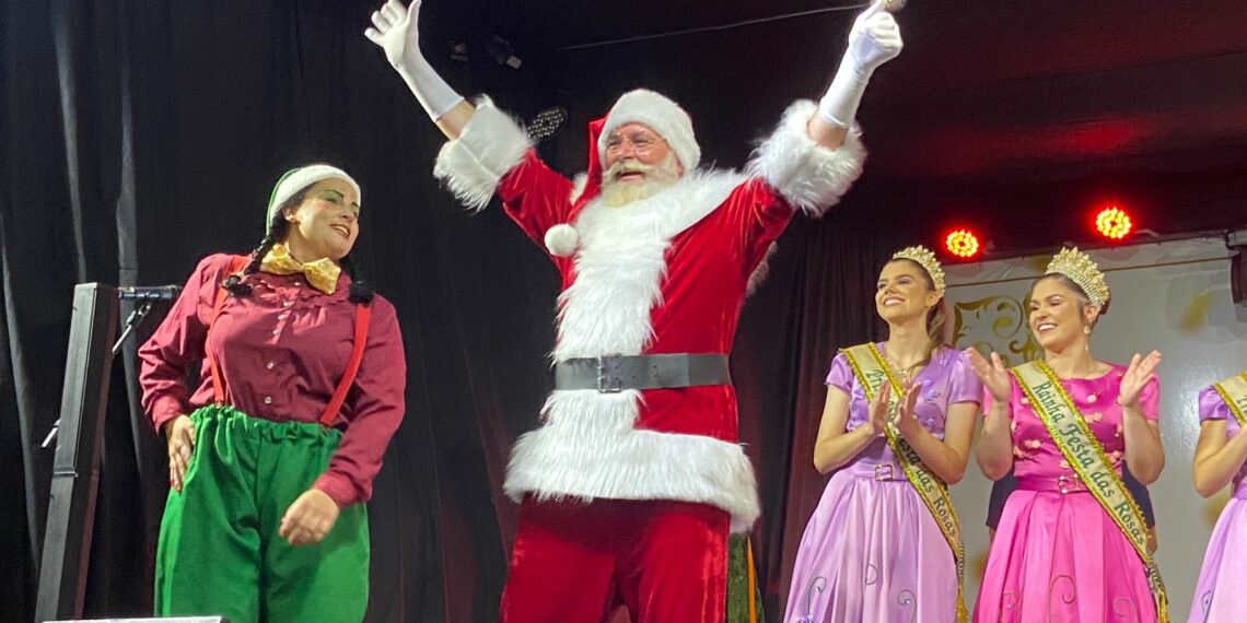 Desfile temático e chegada do Papai Noel são destaques na abertura do Natal na Praça de Sapiranga