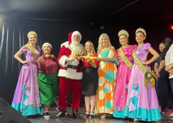 Desfile temático e chegada do Papai Noel são destaques na abertura do Natal na Praça de Sapiranga