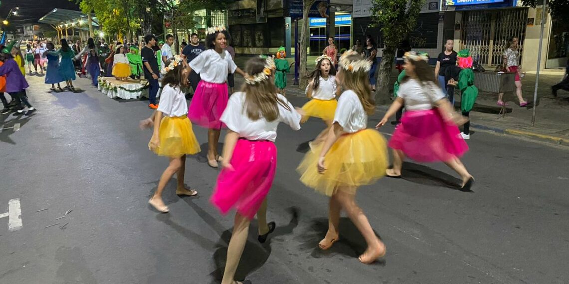 Desfile temático e chegada do Papai Noel são destaques na abertura do Natal na Praça de Sapiranga