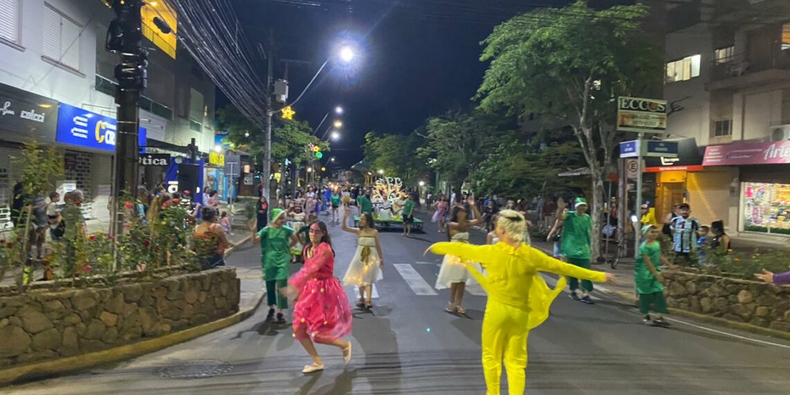 Desfile temático e chegada do Papai Noel são destaques na abertura do Natal na Praça de Sapiranga